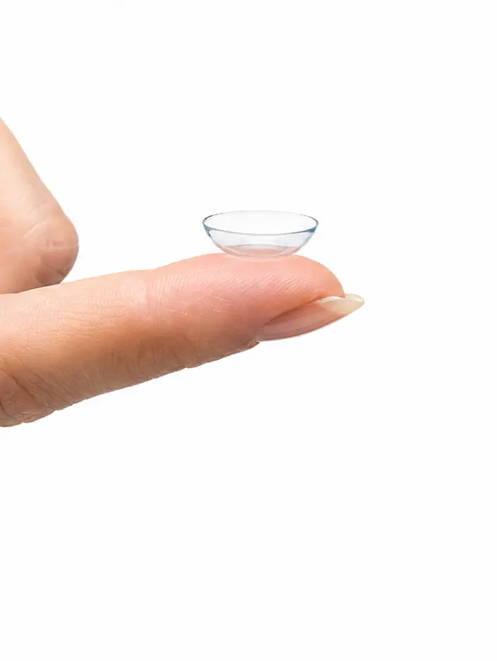 Mani applicano una lente a contatto morbida sulla punta del dito, applicazione lenti a contatto Ottica del Borgo