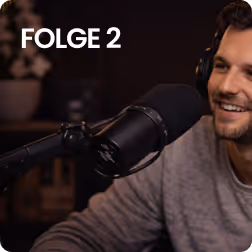 Mann spricht in ein Mikrofon während einer Podcast-Aufnahme, links im Bild der Text 'FOLGE 2'.