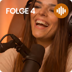 Lächelnde Frau spricht in ein Mikrofon vor warmem Hintergrund, daneben steht Folge 4 mit Audio-Symbol.