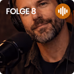 Mann mit Kopfhörern vor Mikrofon mit Text 'FOLGE 8' und orangem Podcast-Symbol.