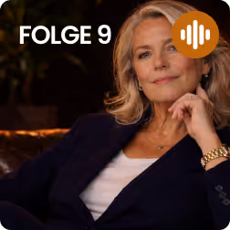 Frau mit blonden Haaren, die entspannt sitzt, mit Text 'FOLGE 9' und einem orangen Podcast-Symbol.