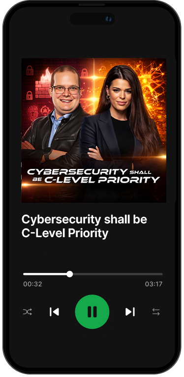 Handybildschirm zeigt einen Podcast mit einem Mann und einer Frau vor einem Cybersicherheits-Hintergrund und dem Titel ‚Cybersicherheit soll oberste Priorität im C-Level haben‘.