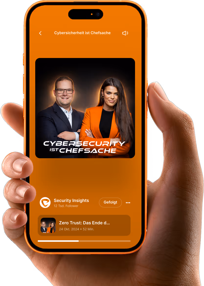 Hand hält ein oranges Smartphone mit einer Cybersicherheits-Podcast-App, die zwei Moderatoren in einem orangefarbenen und schwarzen Outfit zeigt.