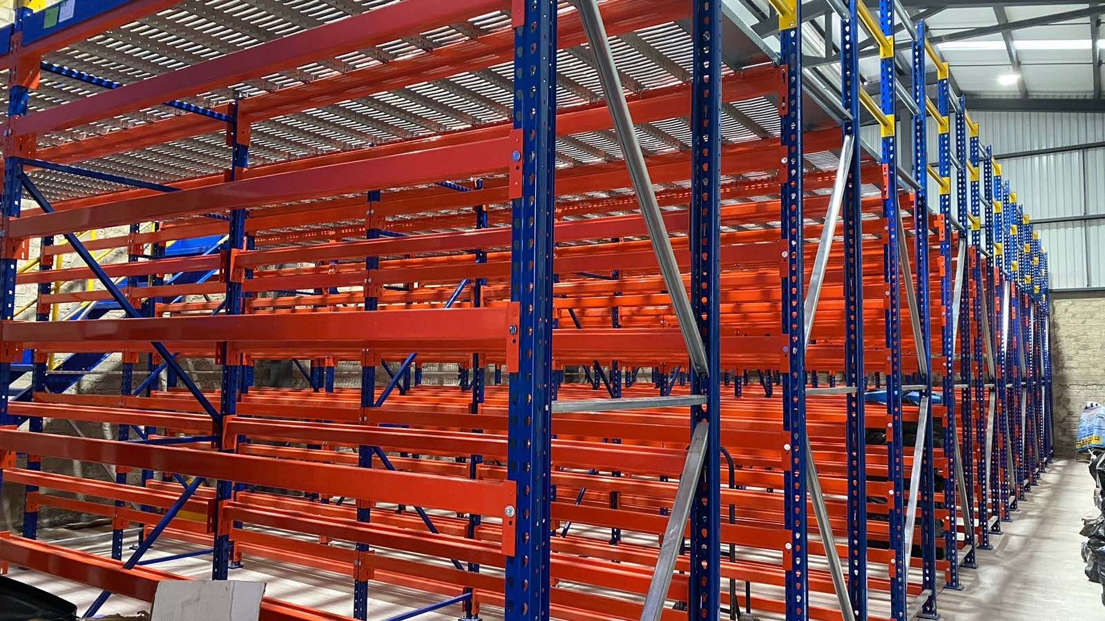 Mezzanine industrial sobre racks instalado por METALRACKS en Guadalajara
