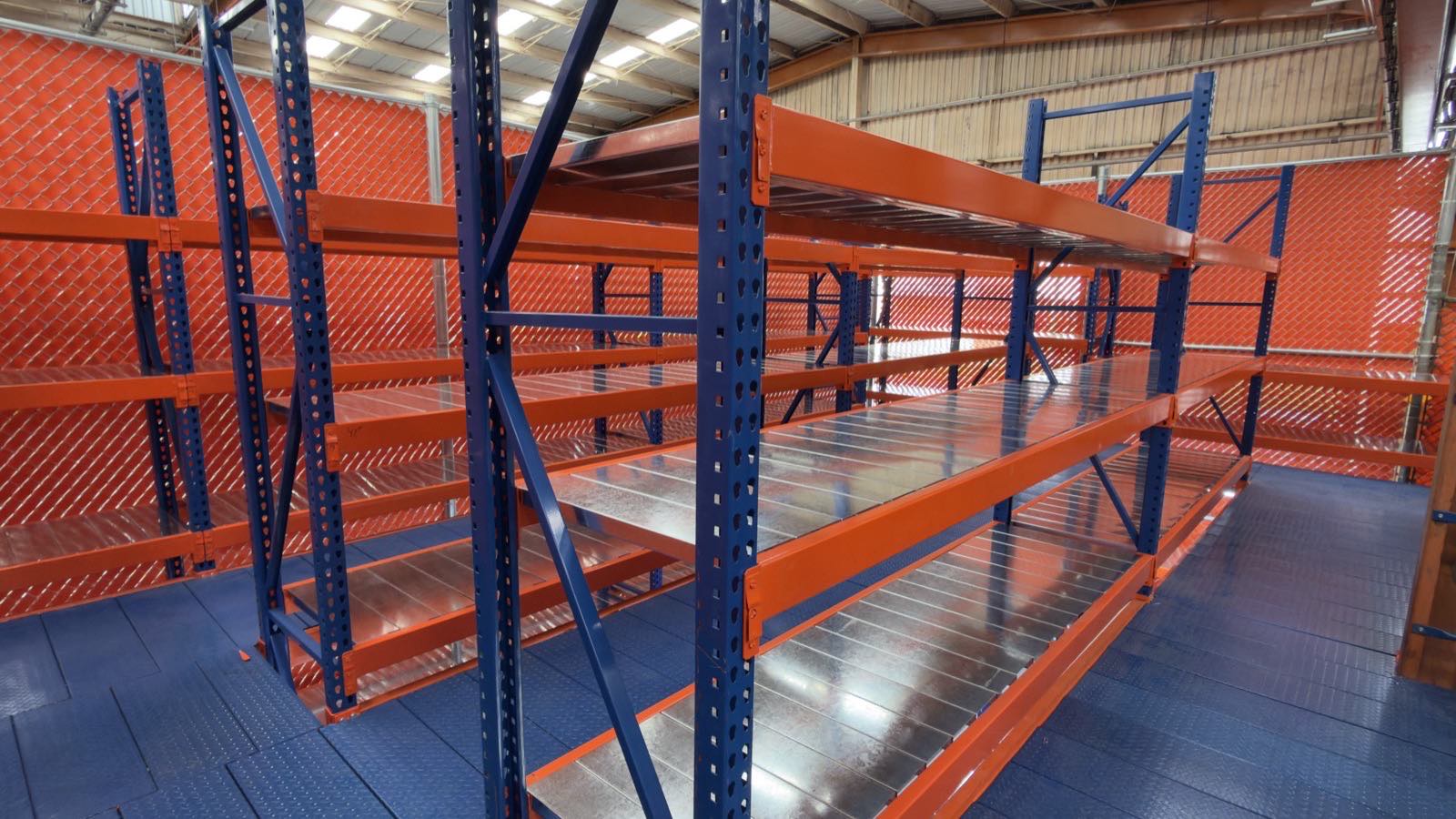 Entrepiso industrial con racks selectivos montados encima