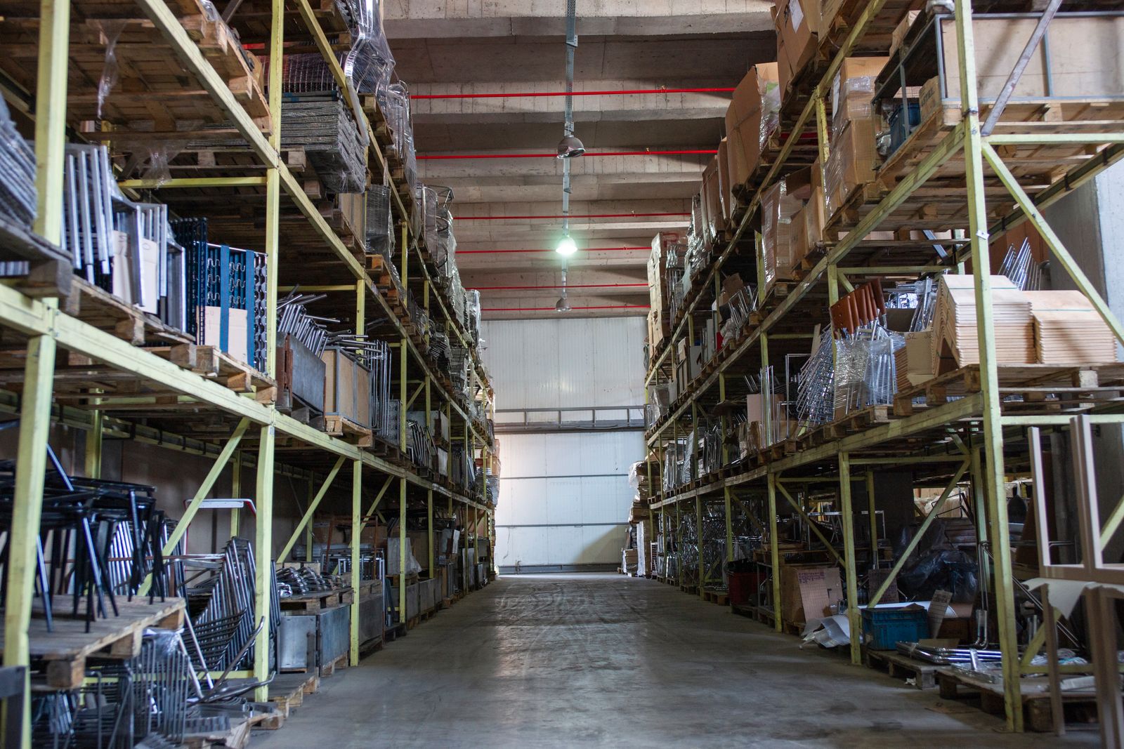 Racks selectivos de simple profundidad en un almacén industrial