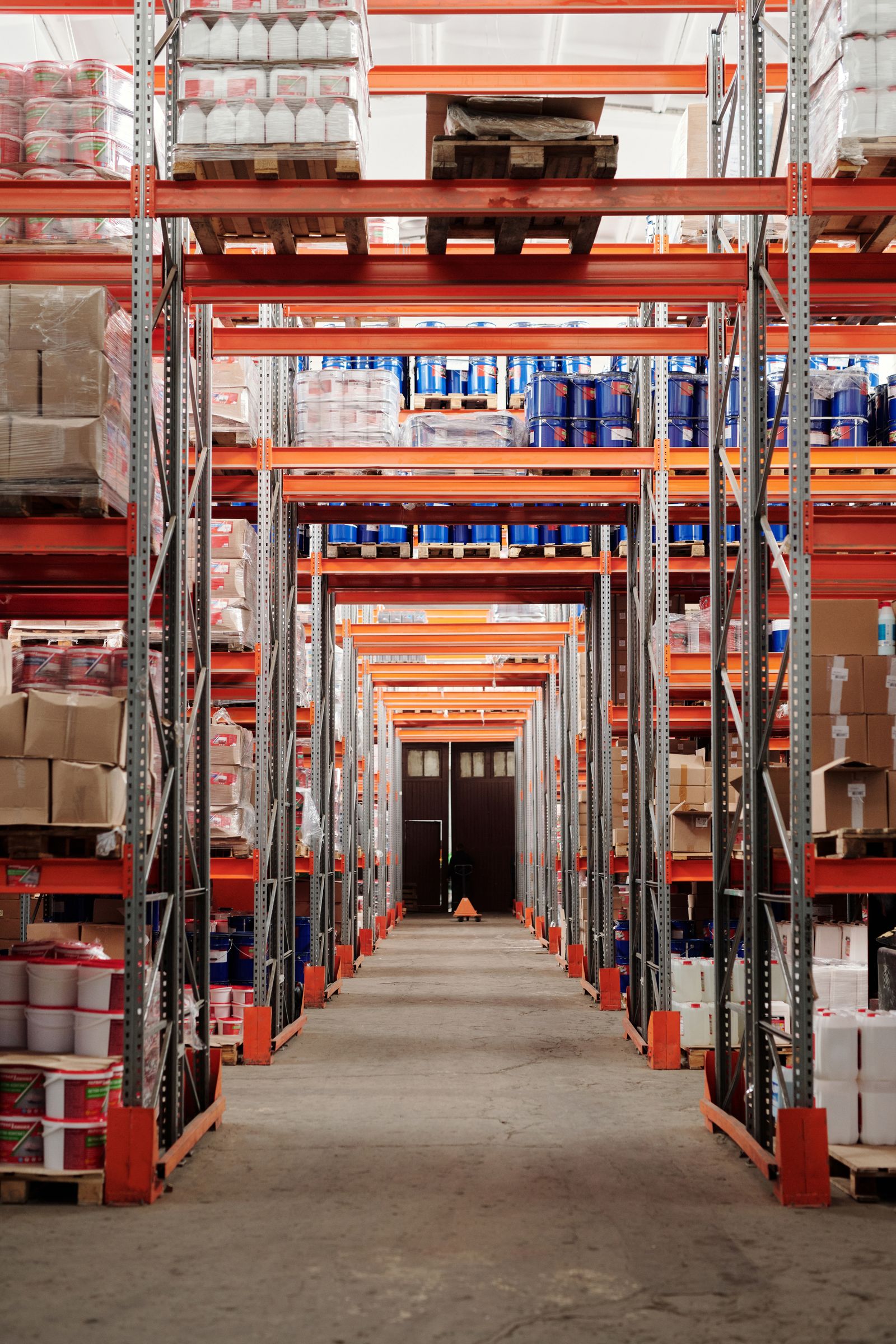 Inspección de la estructura de un rack industrial