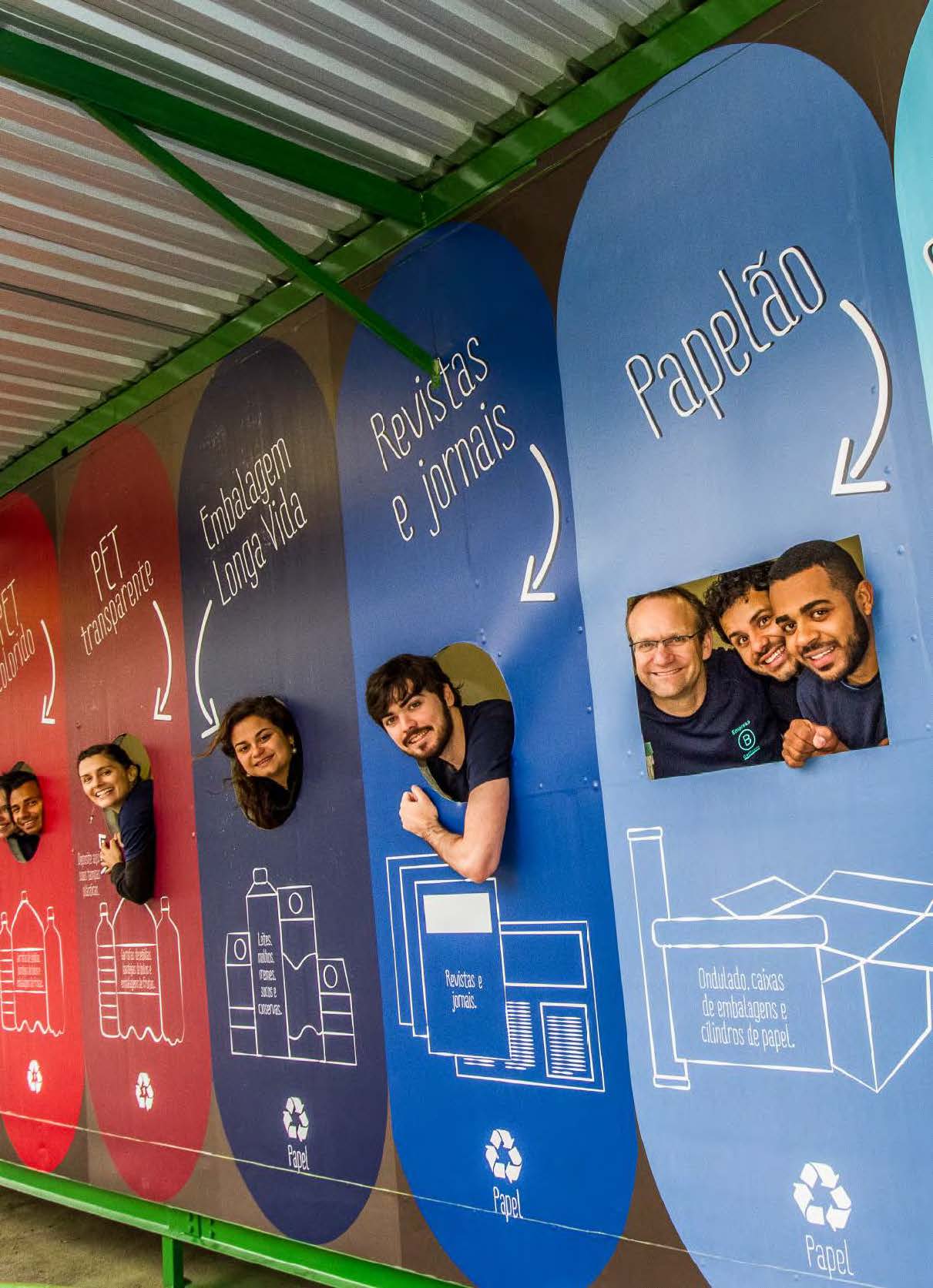 Sete pessoas sorrindo aparecem em janelas de painéis coloridos que indicam tipos de reciclagem: PET transparente, embalagem longa vida, revistas e jornais, papelão.