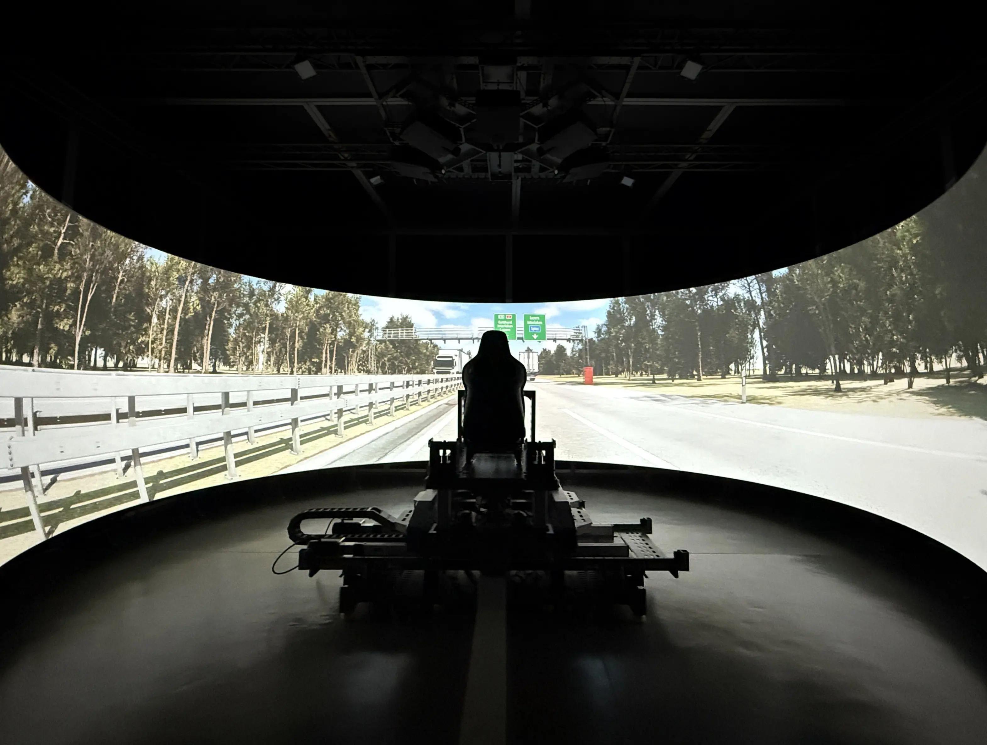 Driving simulator with motion platform and spherical projection screen