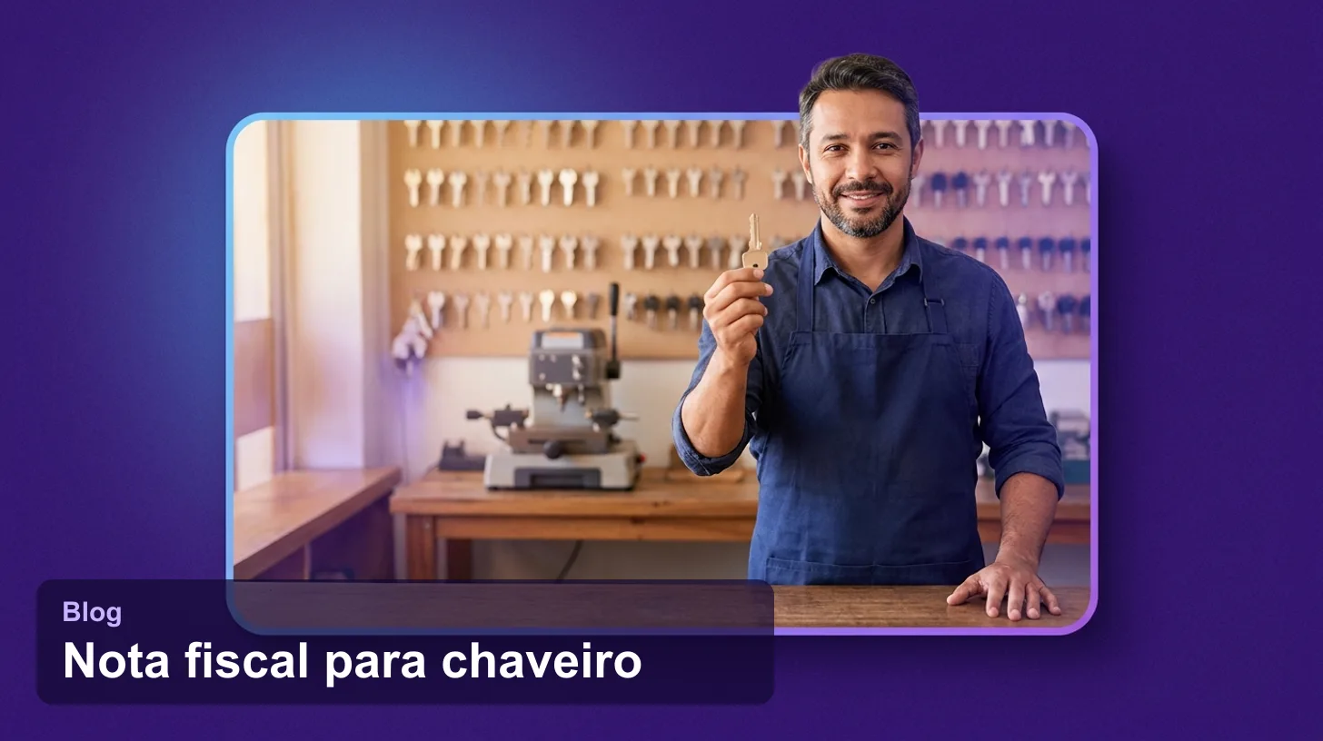 Nota fiscal para chaveiro: chaveiro segurando uma chave virgem no balcão da loja, com a máquina de copiar chaves ao fundo