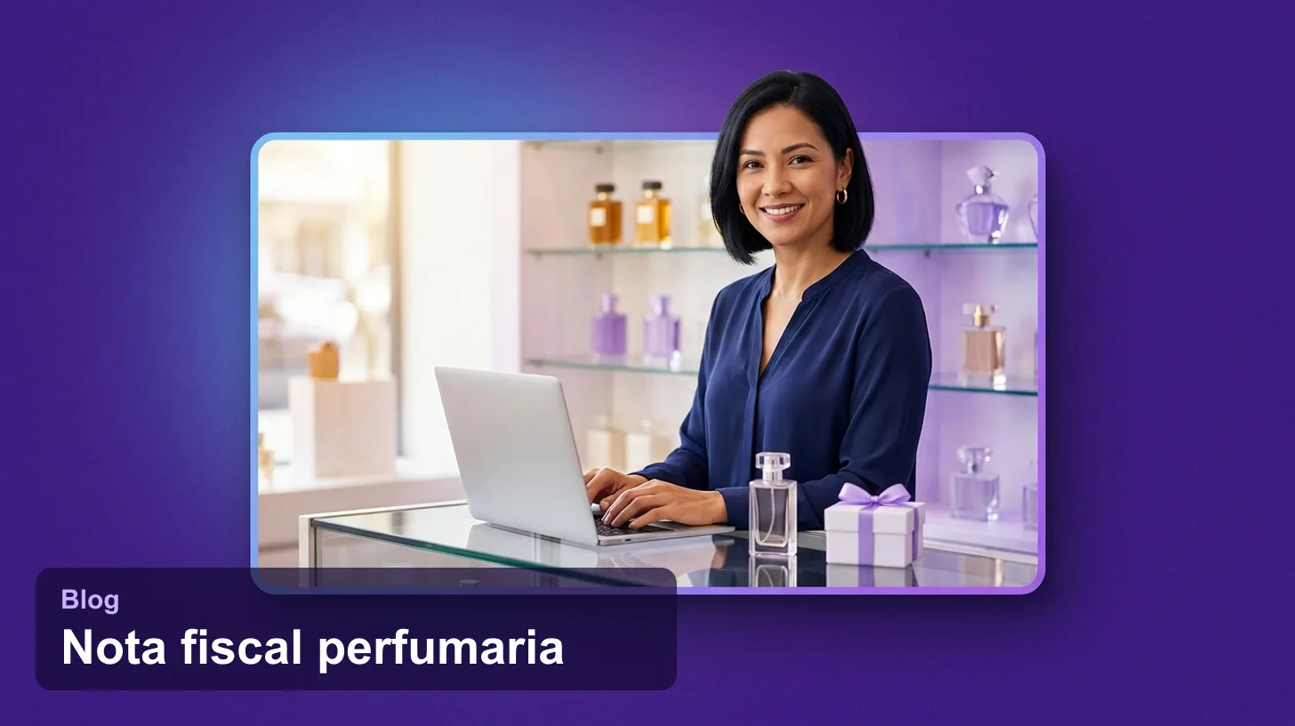 Dona de perfumaria emitindo a nota fiscal da venda no notebook do balcão, ao lado de um perfume e de uma caixa de presente