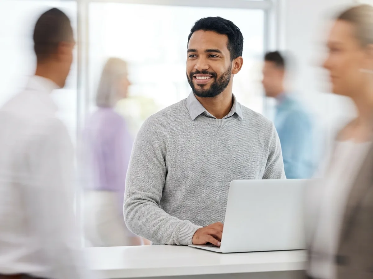 Gestor de pequena empresa cadastrando um fornecedor no notebook com os dados do cartão CNPJ em um ERP