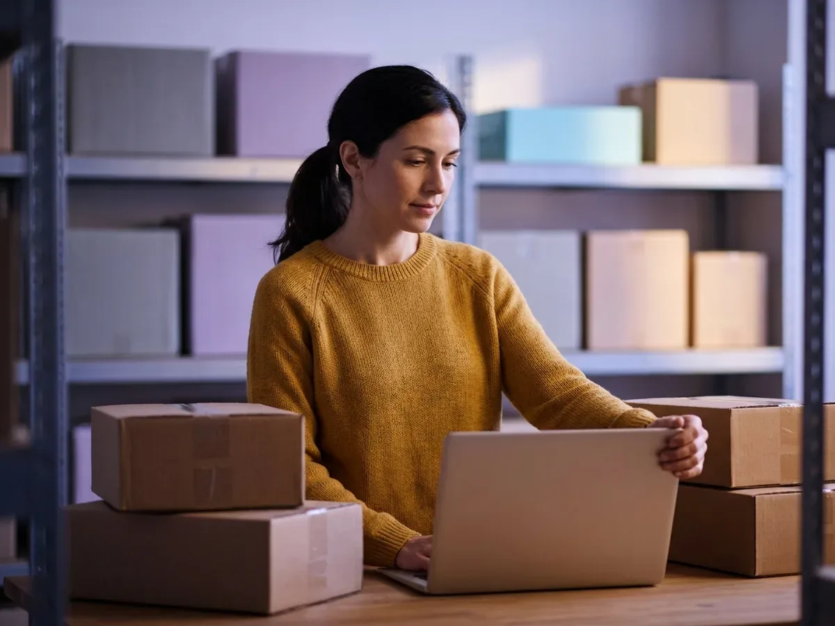 Empreendedora optante pelo Simples Nacional emitindo NF-e no notebook na expedição de pedidos