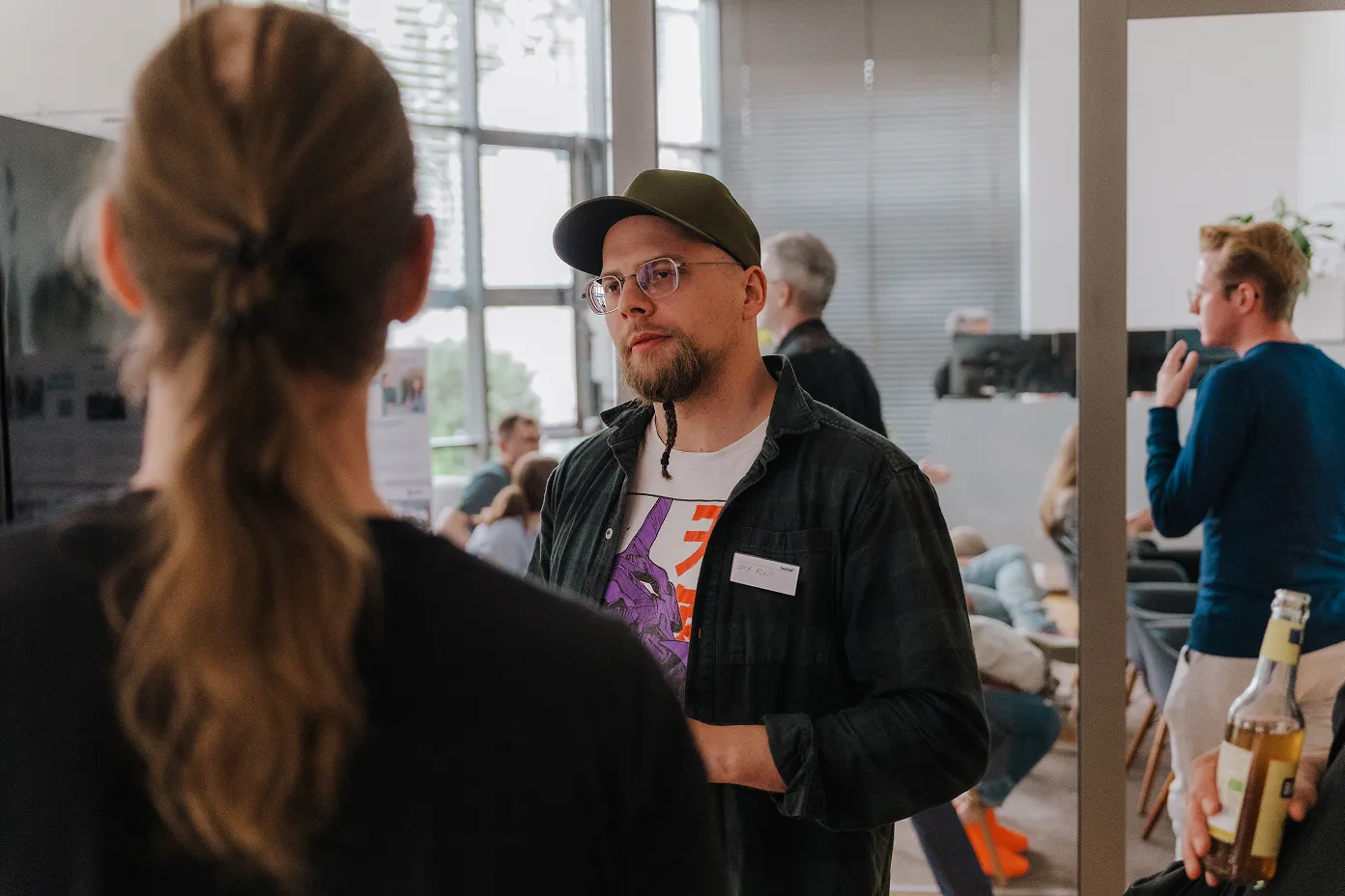 Mehrere Personen netzwerken beim TechTalk Wiesbaden.