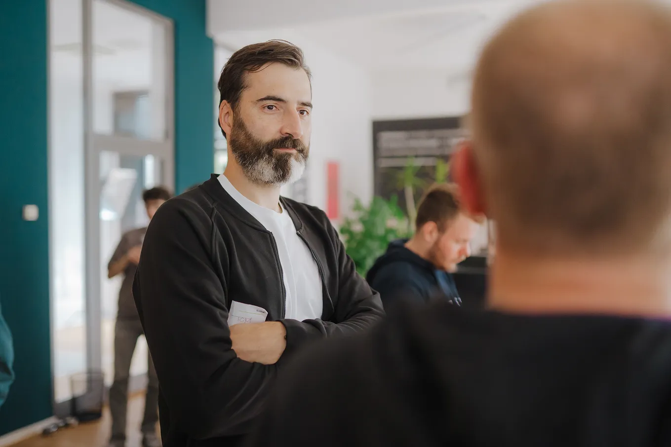 Mehrere Personen netzwerken beim TechTalk Wiesbaden.