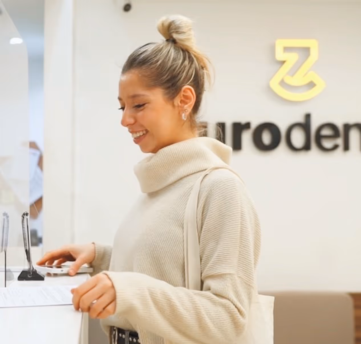 Paciente en la recepcion de Zuro Dental Recoleta