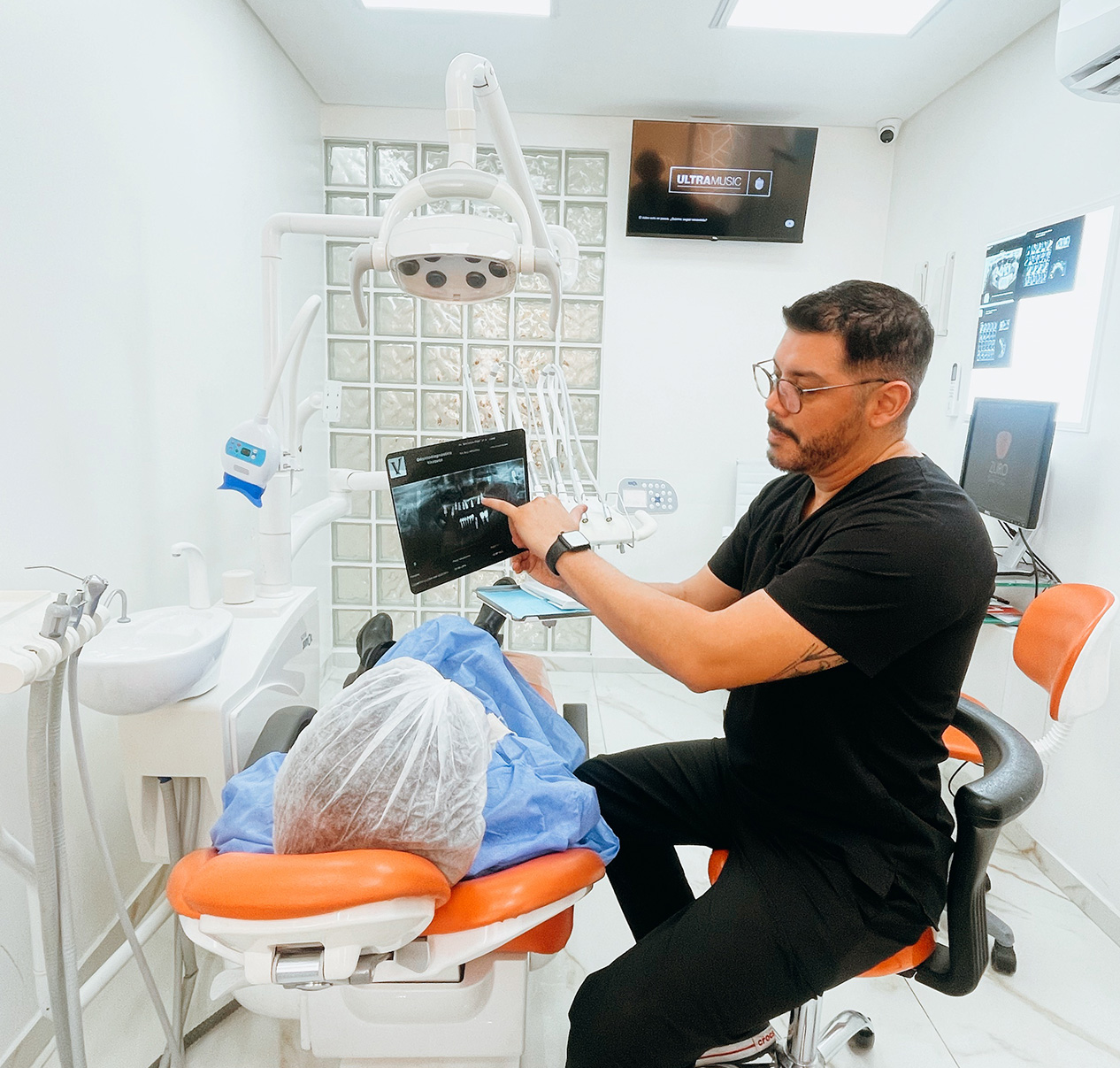 Tratamiento de ortodoncia con brackets y alineadores en Zuro Dental