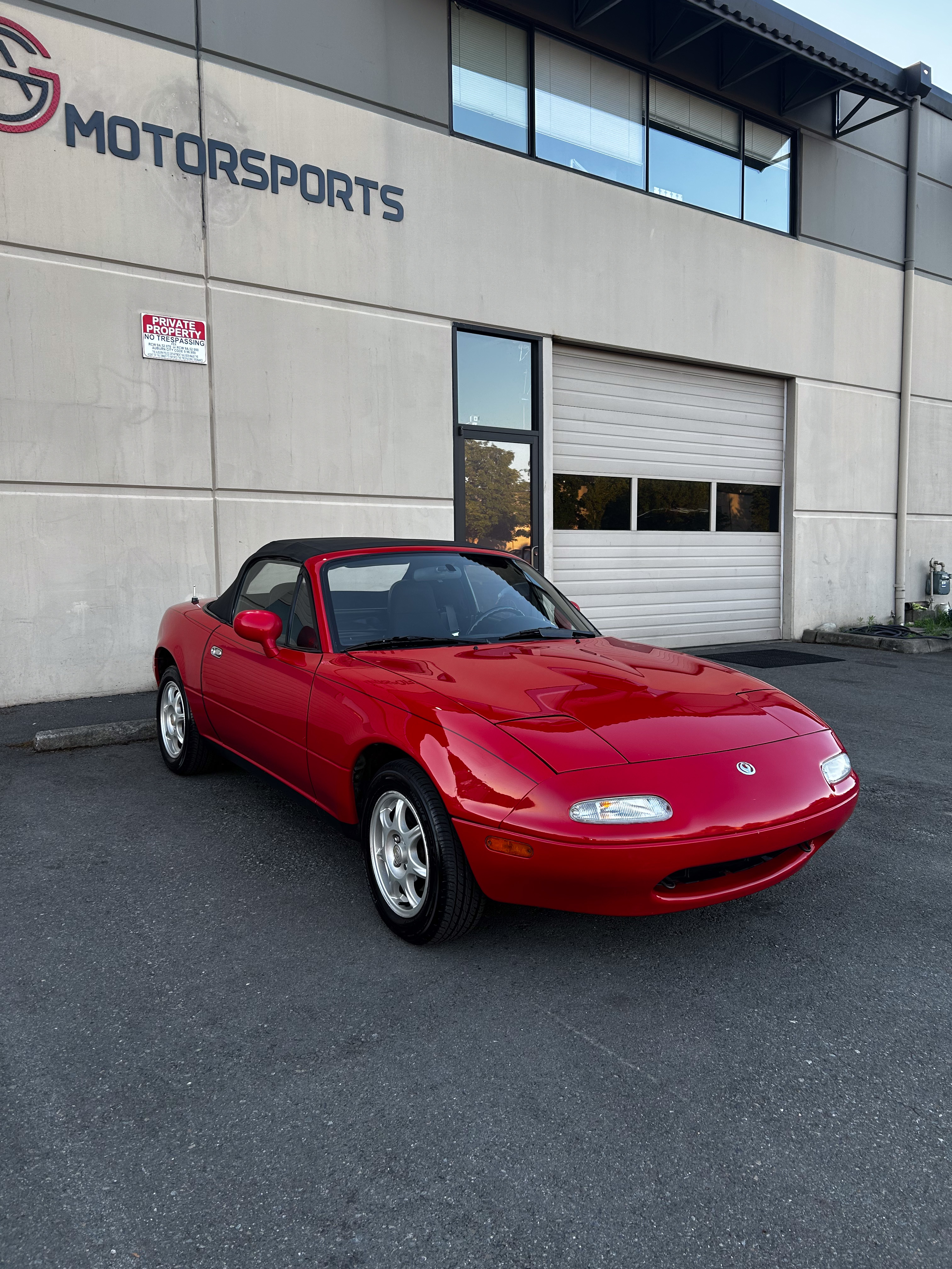 [background image] image of modern auto shop