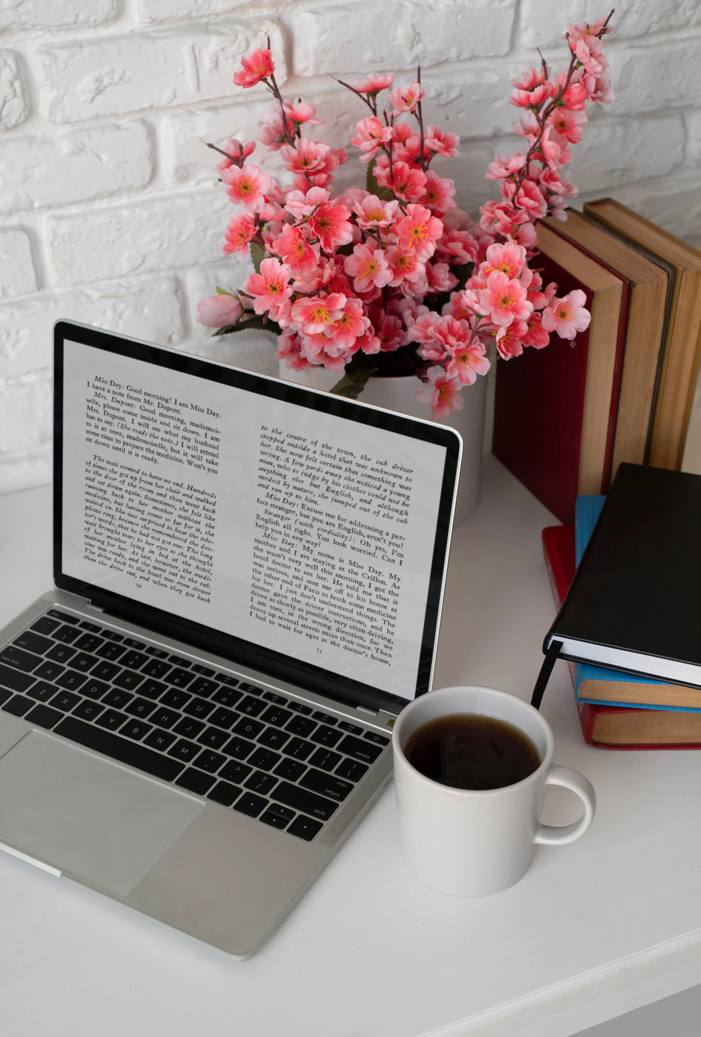Bureau de travail organisé avec ordinateur portable, plante et livres, illustrant une méthode de travail structurée.