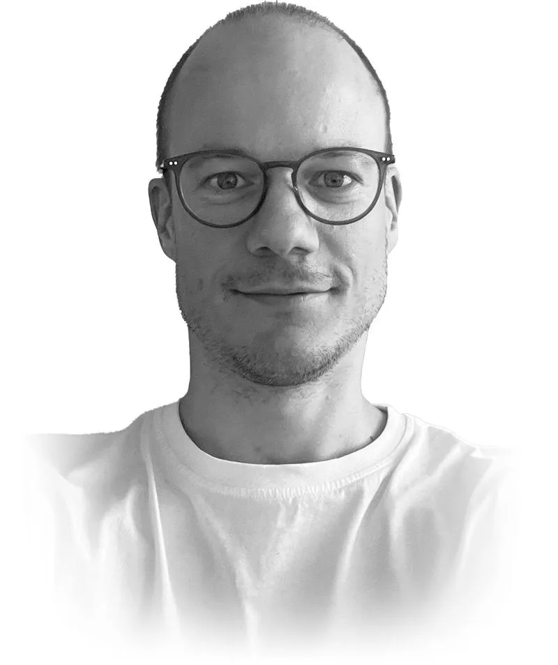 Porträt von Robin dem Gründer von PagePass mit Brille und weißem T-Shirt vor weißem Hintergrund.