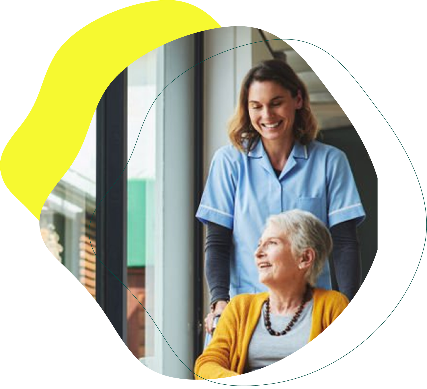 Zorgverlener duwt bewoner voort in een rolstoel.