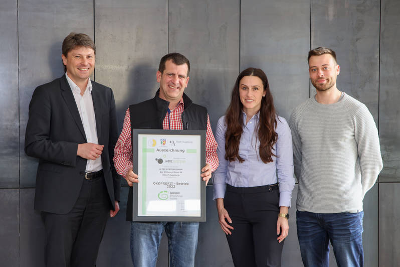 Dr. Michael Higl überreicht Matthias Fuchs, Emily Proell und Christian Gradschareck (v.l.) das Ökoprofit Zertifikat. (©Julia Pietsch, Landratsamt Augsburg)