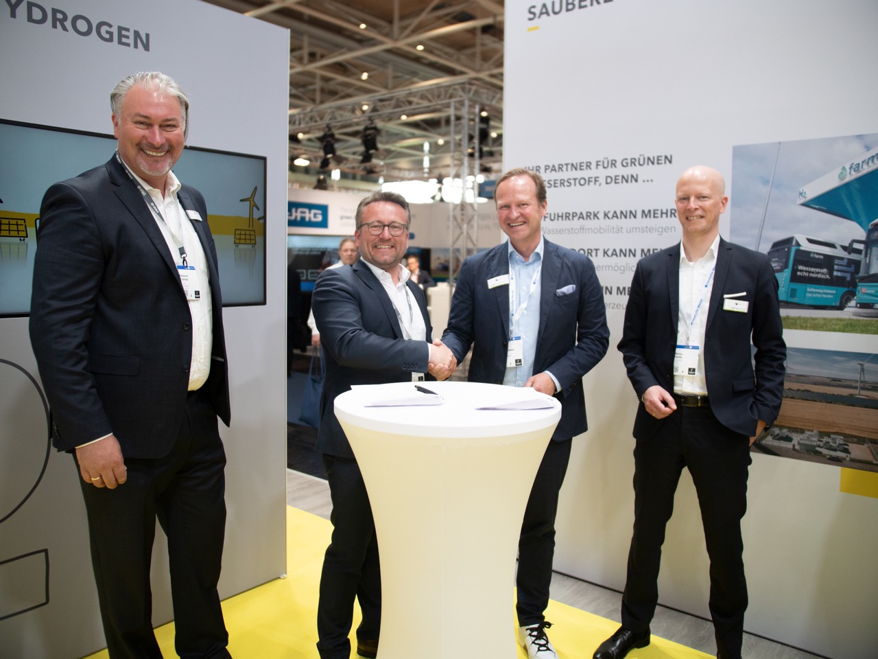 Vertragsunterzeichnung auf der Hannover Messe (v.l.n.r.): Heinrich Gärtner, CTO GP JOULE, André Steinau, Geschäftsführer GP JOULE HYDROGEN, Frank Zimmermann, CFO H-TEC SYSTEMS und Marius Zasche, CTO H-TEC SYSTEMS. (©H-TEC SYSTEMS)