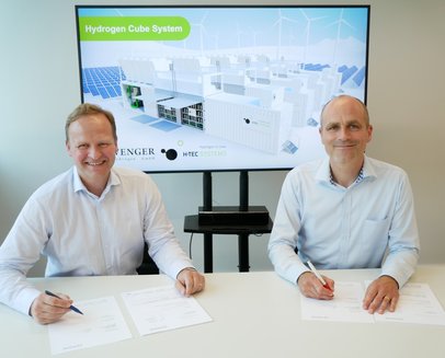 Frank Zimmerman, CFO H-TEC SYSTEMS, und Dr. David Wenger, CEO Wenger Hydrogen GmbH, bei der Vertragsunterzeichnung. (©H-TEC SYSTEMS)