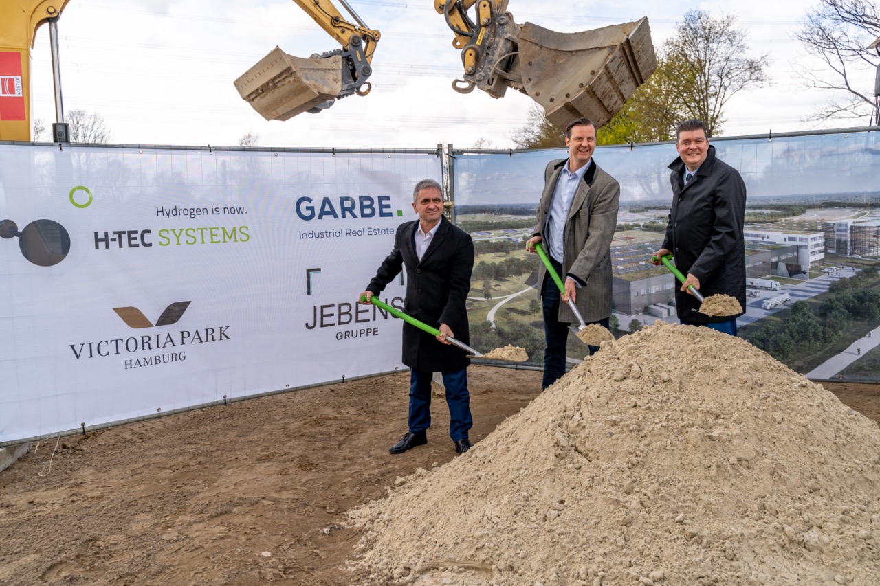 Beim Spatenstich für das H-TEC SYSTEMS Stack Manufacturing & Development Center in Hamburg Rahlstedt (v.l.n.r.): Dr. Uwe Lauber (CEO MAN ES), Robin v. Plettenberg (CEO/CSO H-TEC SYSTEMS), Dr. Andreas Dressel (Finanzsenator der freien Hansestadt Hamburg). (
