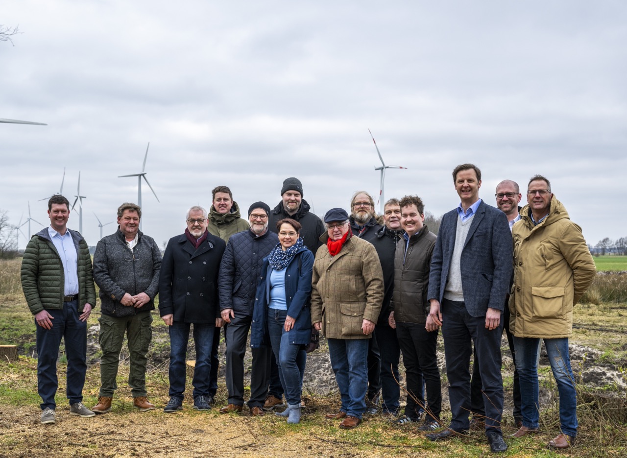 Members of Grenzland Bürgerenergie eG with Robin von Plettenberg, CEO H-TEC SYSTEMS, during the site inspection for the "Grenzland Energie Kompakt" project. Photo: Tim Riedinger © Grenzland Bürgerenergie eG