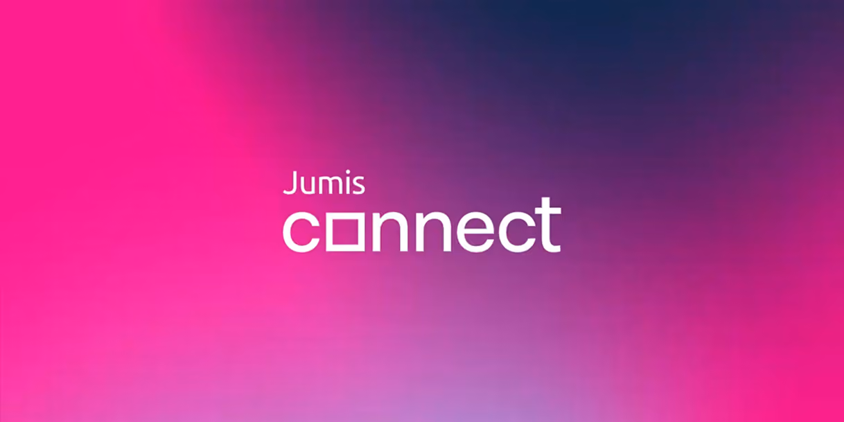 "Jumis Connect" logotips uz moderna, plūstoša fona violetos un rozā toņos. Teksts ir baltā krāsā, un burtā "o" ir iestrādāts kvadrāta simbols.