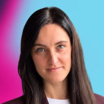 Meldra Taube portreta foto uz gaiši zila un rozā fona.