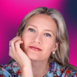 Marija Abeltiņa portreta foto uz spilgti rozā un tumši zila fona.