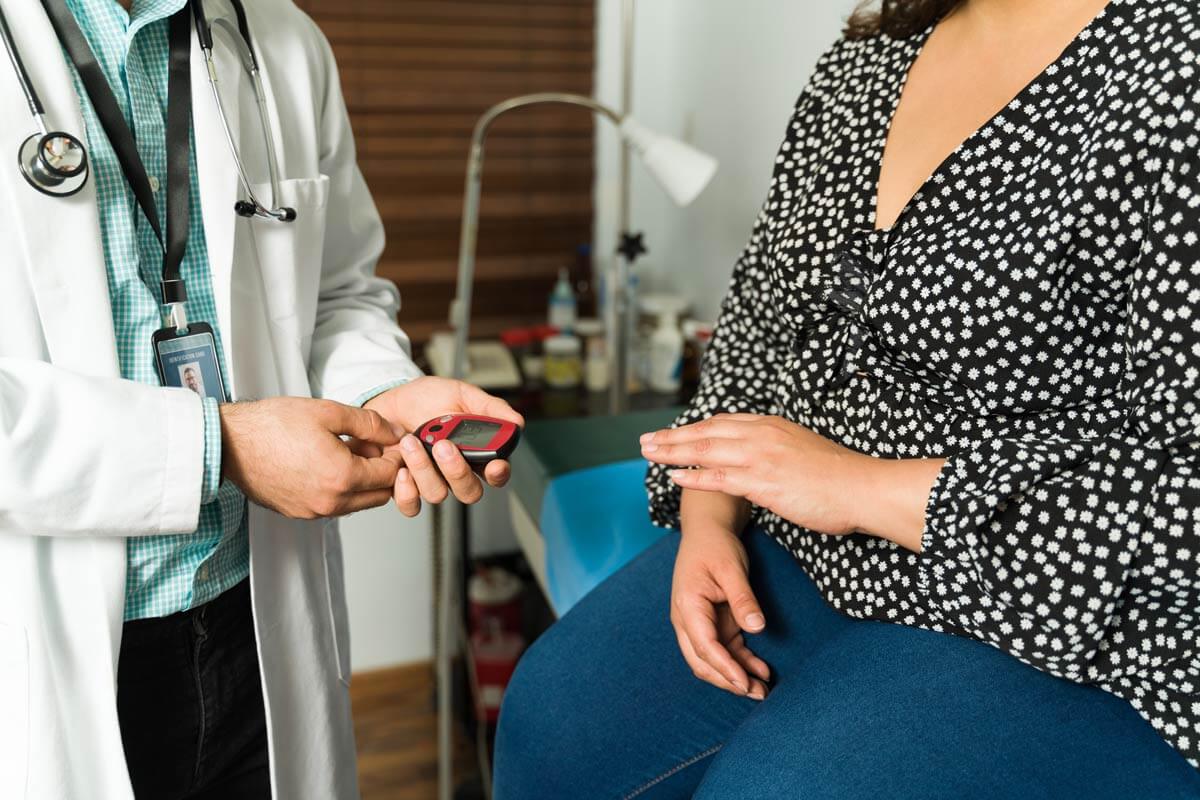 Frau mit Übergewinsht beim Arzt sitzend