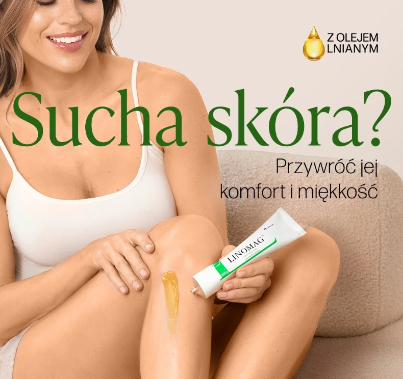 Kobieta w białym topie nakłada krem Linomag na suchą skórę nogi, uśmiechnięta siedzi na beżowej kanapie.