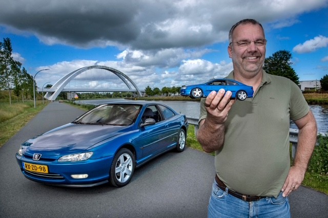 Wiclo Burema naast zijn 406 Coupe met een miniatuur 406 coupe in zijn hand