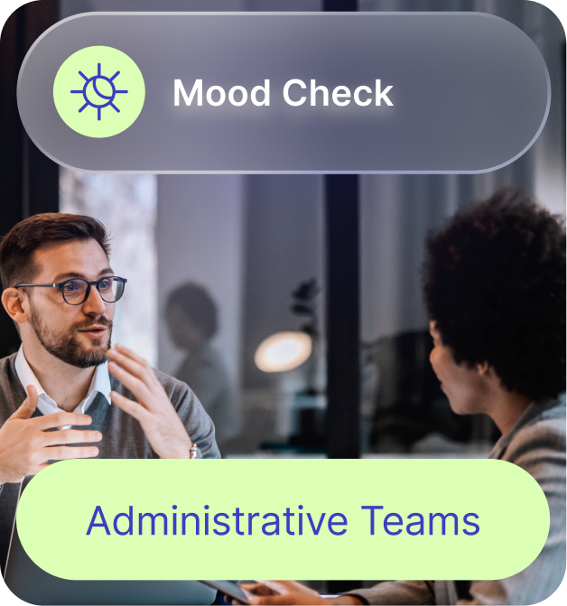 Zwei Personen führen ein Gespräch in einem Büro mit dem Text 'Stimmungscheck' und 'Verwaltungsteams' im Vordergrund.