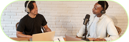 Zwei Männer mit Kopfhörern führen ein Gespräch vor Mikrophonen bei einem Podcast oder Interview.