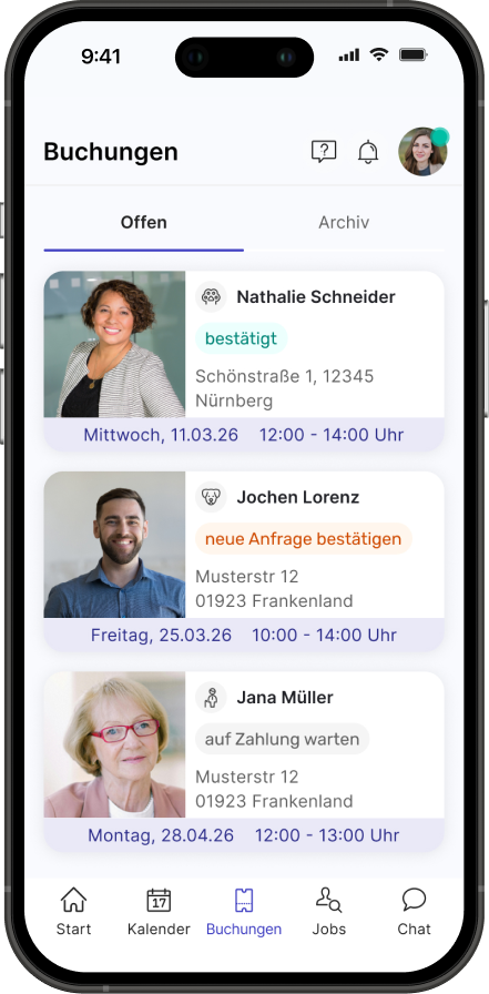 Smartphone-Bildschirm zeigt Buchungen-App mit drei Terminen: bestäigt für Nathalie Schneider am 11.03.26, neue Anfrage bestätigen für Jochen Lorenz am 25.03.26, auf Zahlung warten für Jana Müller am 28.04.26.