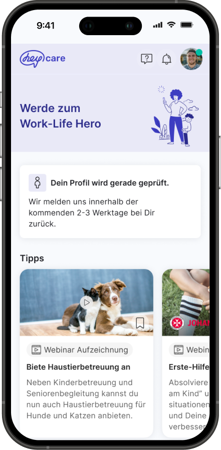 Mobiltelefon mit der Heycare-App zeigt Meldung, dass Profil geprüft wird, Tipps zur Haustierbetreuung und Erste-Hilfe-Webinare.