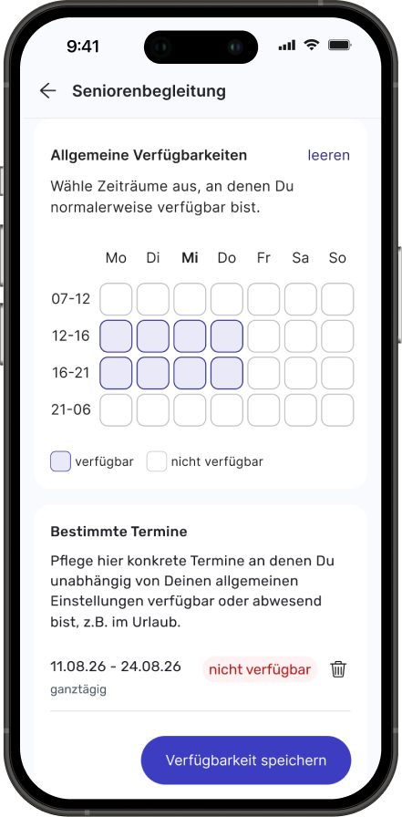 App Bildschirm zeigt einen Verfügbarkeitsplan für Seniorenbegleitung mit auswählbaren Zeiträumen Mo-So und Zeitblöcken, einige mittwochs verfügbar. Abschnitt für bestimmte Termine mit einem nicht verfügbaren Zeitraum vom 11.08.26 bis 24.08.26 und ein Button 'Verfügbarkeit speichern'.