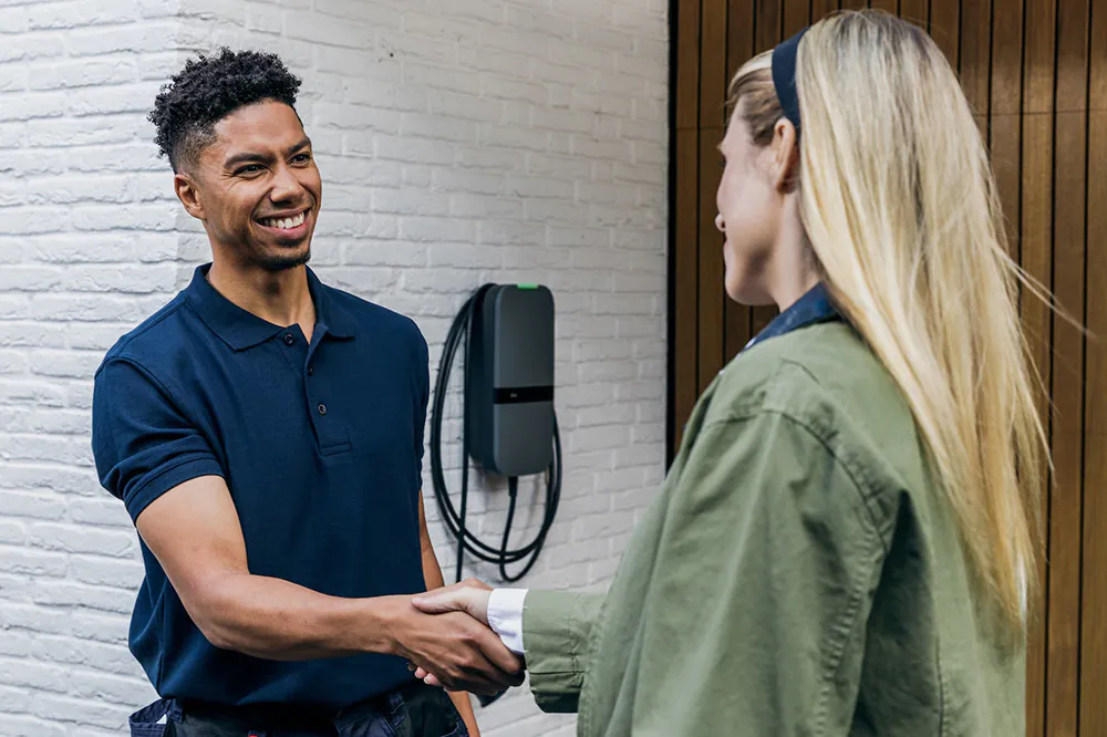 ByWatt installateur en klant bij een laadpaal