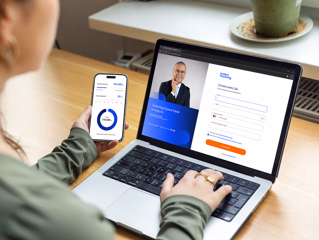 Persoană folosind laptopul și telefonul pentru a crea un cont pe platforma Instant Factoring.