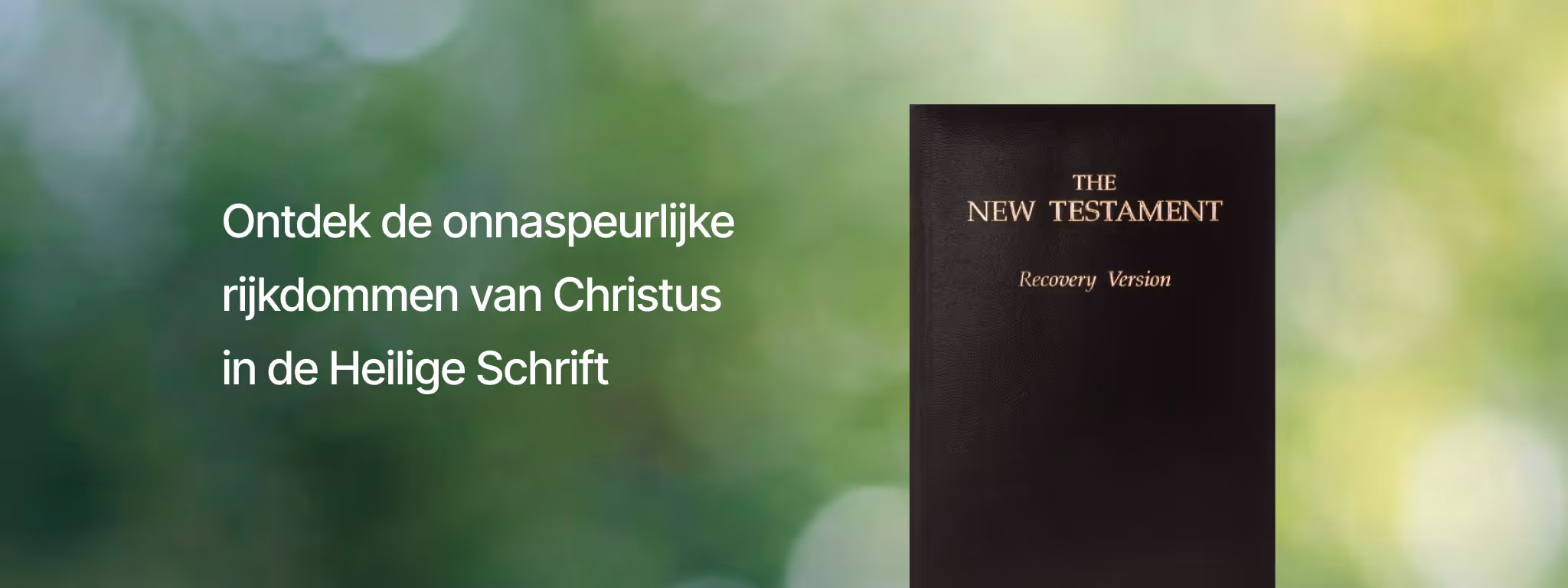 Het Nieuwe Testament Herziene Voorhoeve-vertaling met de tekst: 'Ontdek de onnaspeurlijke rijkdommen van Christus in de Heilige Schrift' tegen een groene natuurlijke achtergrond.