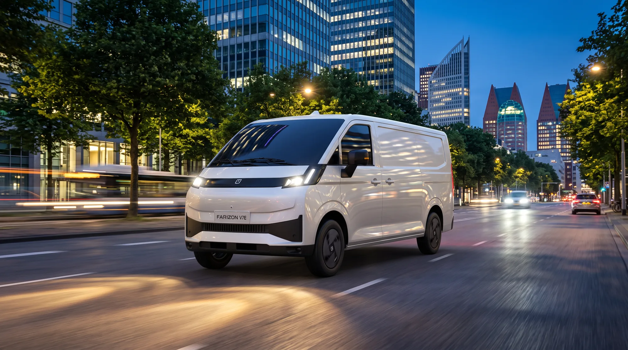 Farizon V7E elektrische bestelauto rijdt 's avonds door de stad