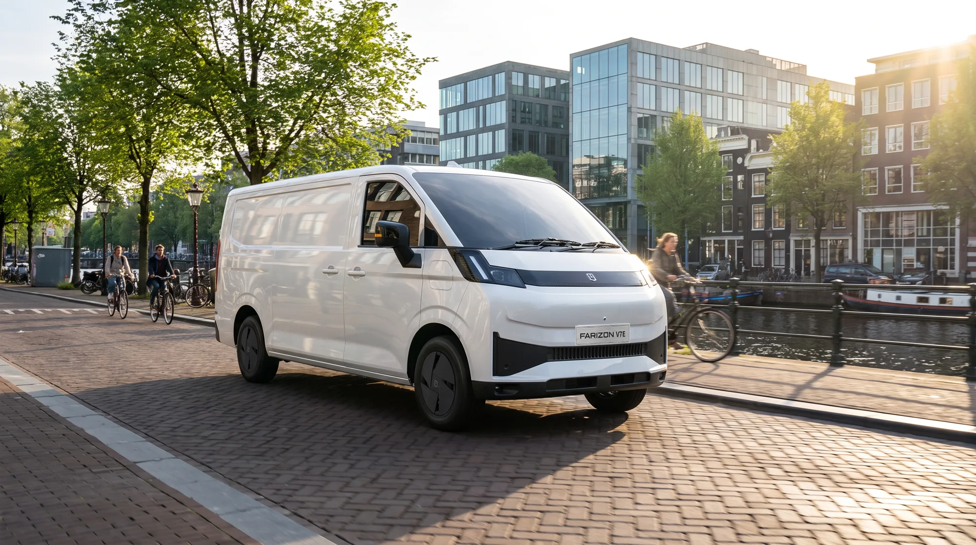 Witte Farizon V7E elektrische bestelauto in een Nederlandse binnenstad aan het water