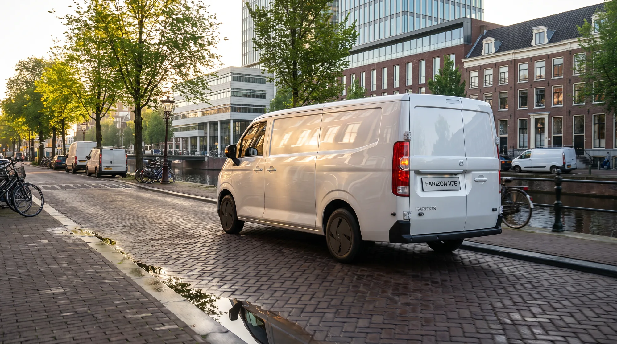 Witte Farizon V7E elektrische bestelauto langs een gracht, achteraanzicht met laaddeuren