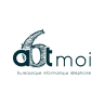 Logo avec une illustration de pomme, pestle et mortier, et une plume avec le texte «adt moi» et «Boutique informatique écoresponsable». Logo de 6ATM