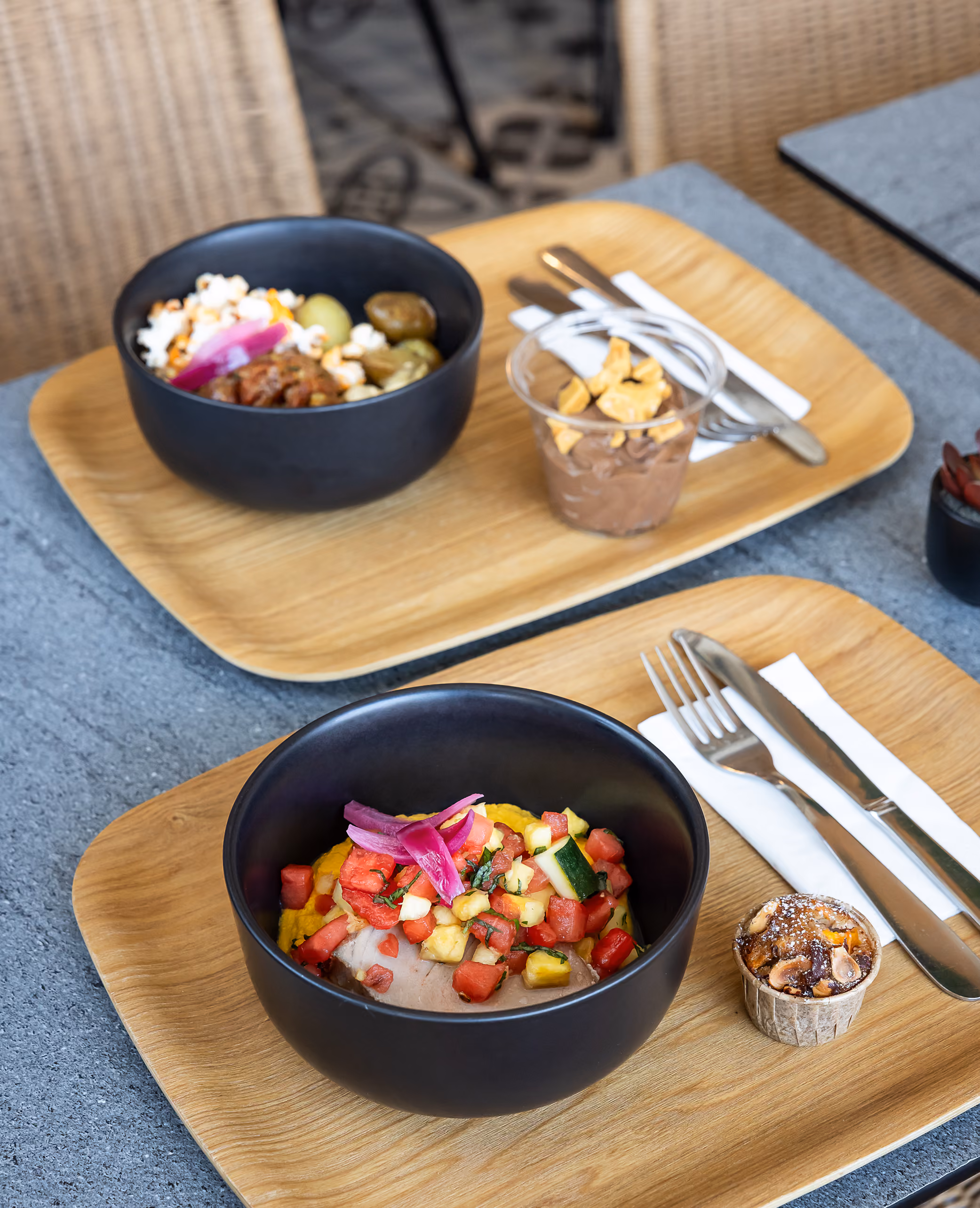 Plateau-repas avec bol de rôti et tartare de fruits frais, mousse au chocolat et mini-crumble aux noisettes
