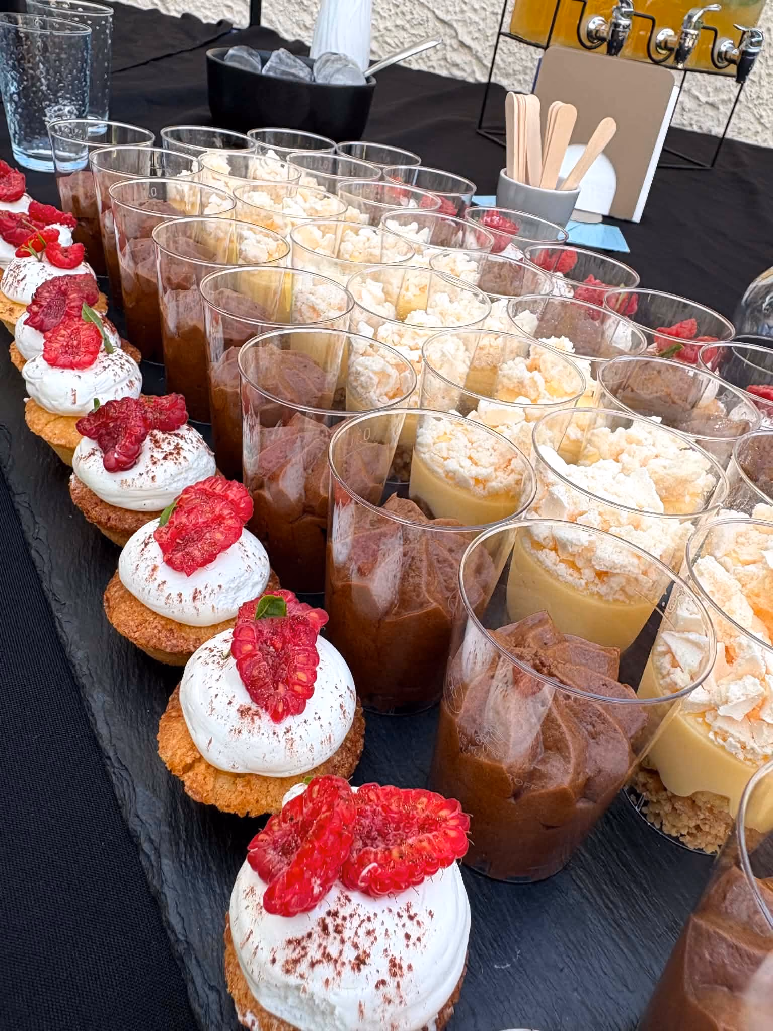 Buffet de desserts : tartelettes chantilly-framboise, verrines de mousse au chocolat et crèmes meringuées